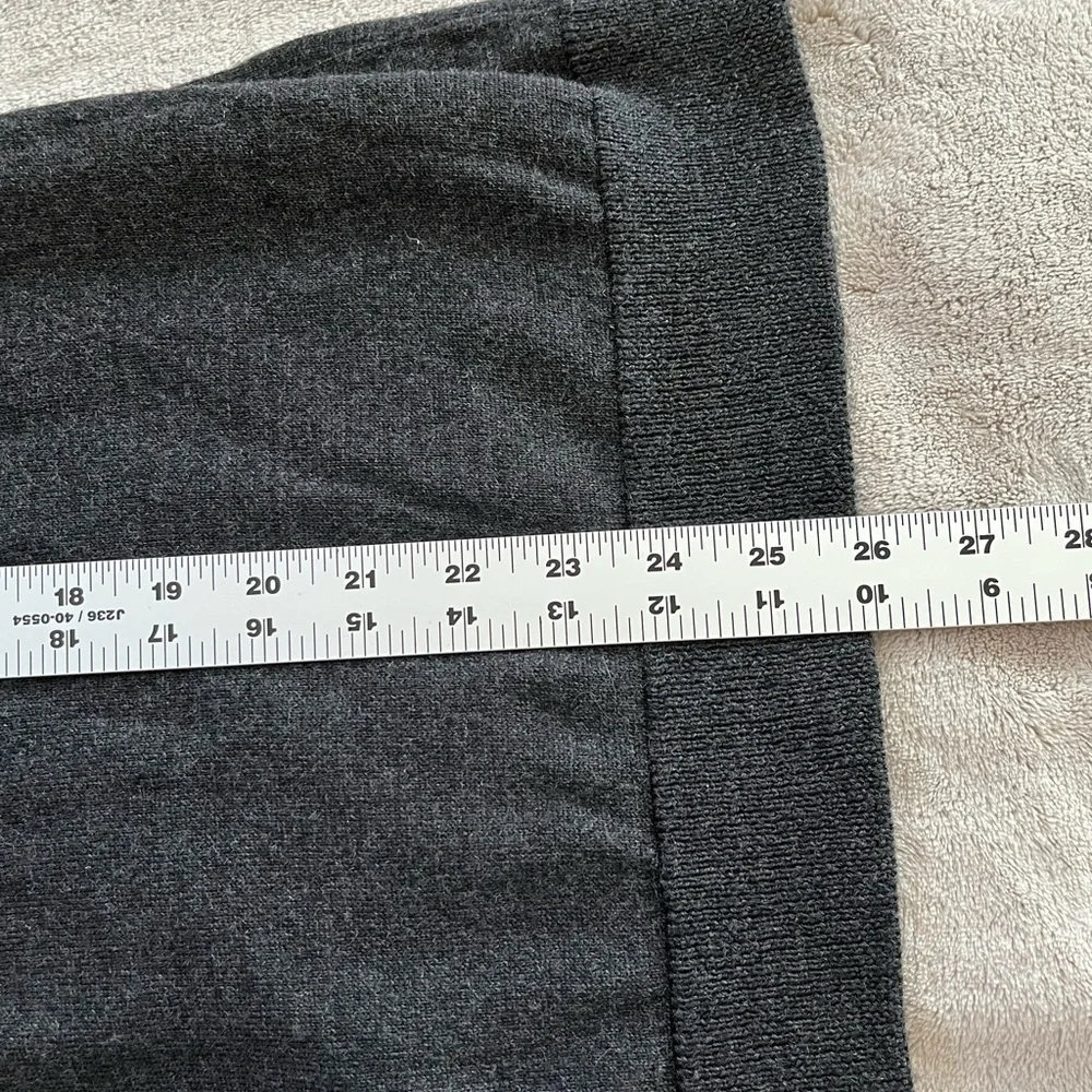 NWT Gap Men’s 100% Merino Wool Charcoal V Neck Sweater Size M Preppy Classic